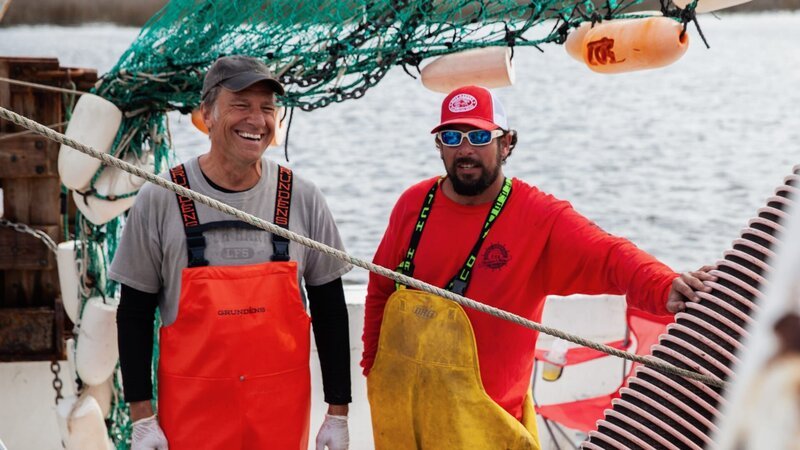 Brandon Boone posiert für die Kamera, während Mike Rowe auf Little Man lacht. – Bild: Discovery Communications LLC.
