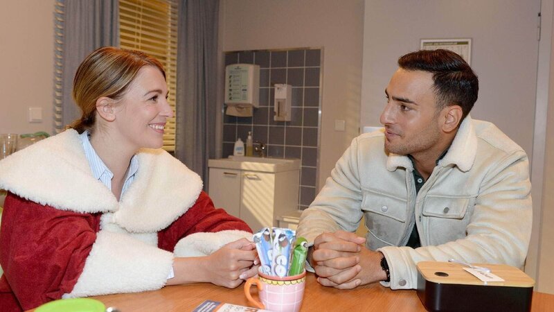 Lilly (Iris Mareike Steen) freut sich über Nihats (Timur Ülker) Weihnachtsüberraschung. – Bild: Rolf Baumgartner
