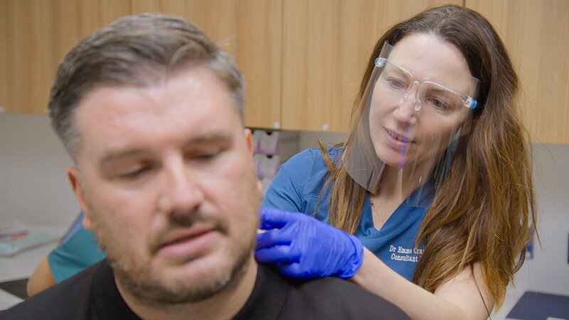 Dr Emma Craythorne (r.) – Bild: Warner Bros. Discovery, Inc.