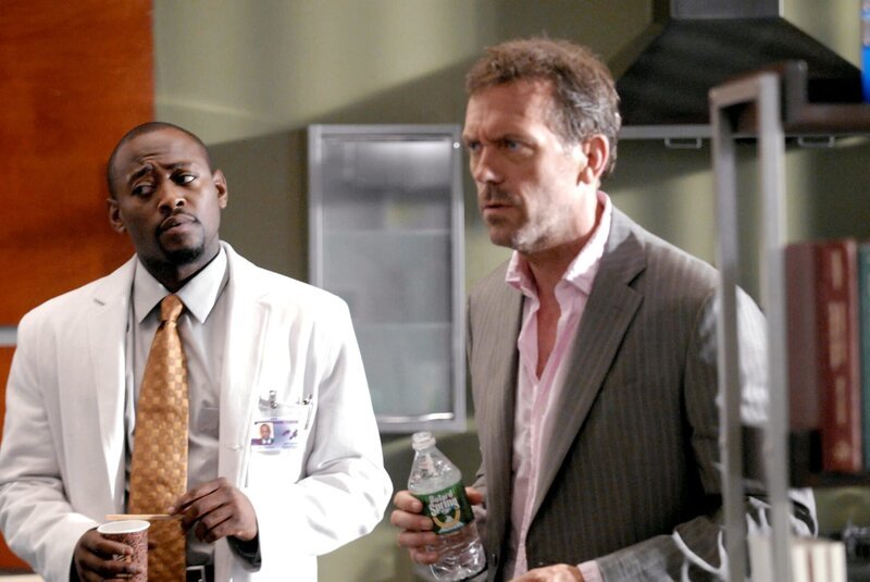 Der Nephrologe und Infektiologe Dr. Gregory House ist am Princeton-Plainsboro-Lehrkrankenhaus ein Außenseiter. Mit seinem unsozialen Verhalten stößt er regelmäßig Kollegen und Patienten vor den Kopf. Seine Diagnosen sind allerdings brillant. Mit seinem genialen Verstand kommt der Zyniker House ungewöhnlichen Krankheiten auf die Spur und spornt sein Mitarbeiterteam zu Höchstleistungen an. – Bild: Universal TV