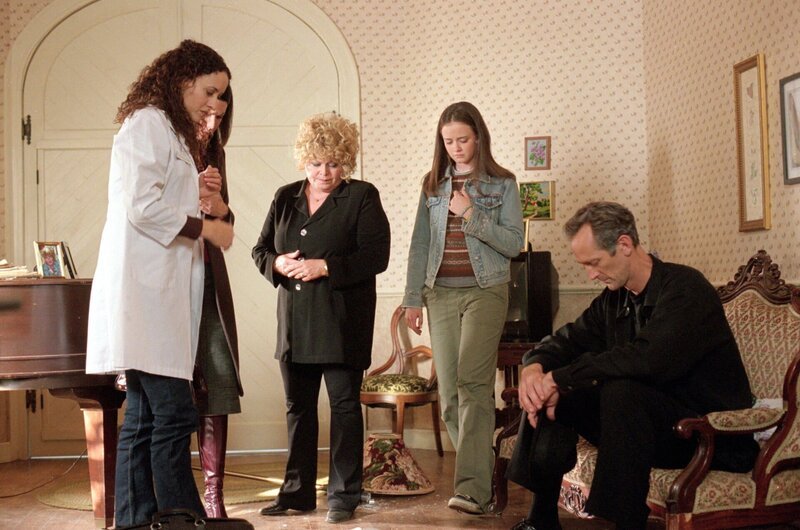 Während die Tierärztin Jeannie (Delaune Michel, l.), Lorelai (Lauren Graham, 2.v.l.) Babette (Sally Struther, M.), Rory (Alexis Bledel, 2.v.r.), Morey (Ted Rooney, r.) und ganz Stars Hollow Abschied von Kater Cinnamon nehmen müssen, sorgt ein Kuchenverkauf bei Sookie und Luke für Unmut … – Bild: 2000 Warner Bros. Lizenzbild frei