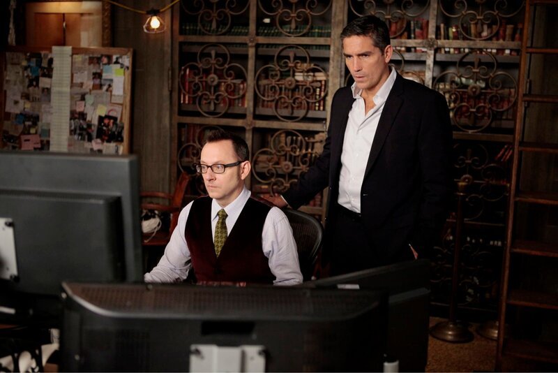 L-R: Finch (Michael Emerson) und Reese (Jim Caviezel) – Bild: Giovanni Rufino /​ Warner Brothers