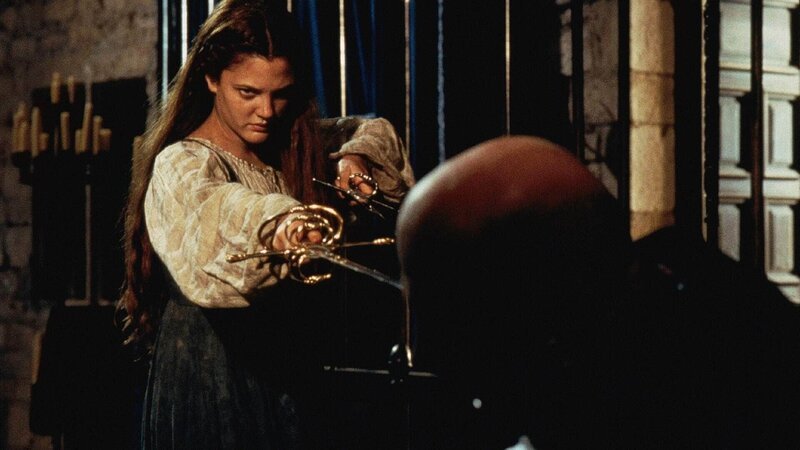 Danielle (Drew Barrymore) weiß sich gegen ihre böse Stiefmutter und den gehässigen Stiefschwestern zu wehren! – Bild: RTL / Twentieth Century Fox Danielle (Drew Barrymore) weiß sich gegen ihre böse Stiefmutter und den gehässigen Stiefschwestern zu wehren! – Bild: RTL / Twentieth Century Fox