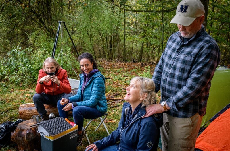 Michael (Erich Altenkopf, l.) und Nicole (Dionne Wudu, 2.v.l.) ahnen, dass Helene (Sabine Werner, 2.v.r.) sehr angetan von Oliver (Wowo Habdank, r.) ist. – Bild: ARD/​WDR/​Christof Arnold