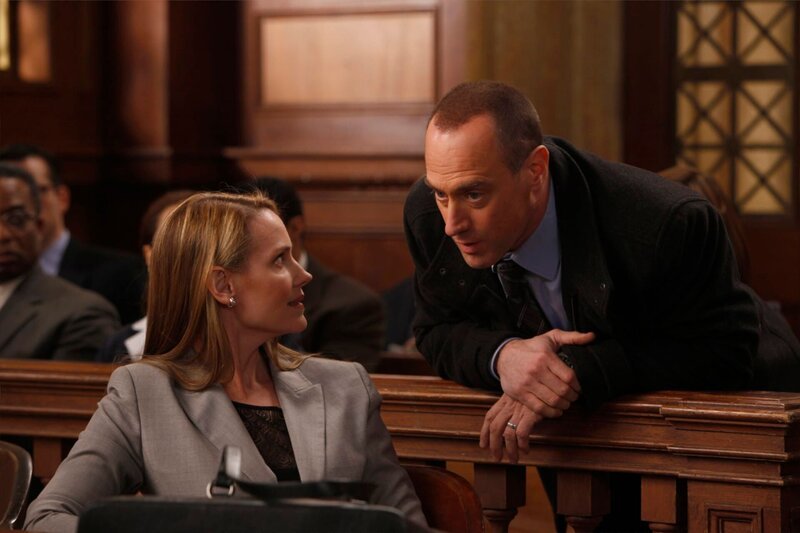 L-R: ADA Sherri West (Francie Swift), Det. Elliot Stabler (Christopher Meloni) – Bild: NBCUniversal, Inc.