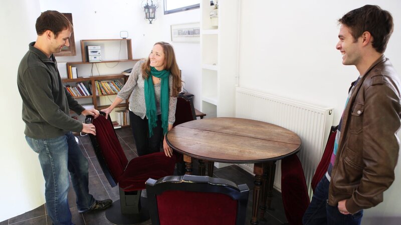 Für einen neuen Job lassen Tyler und Emily ihr Zuhause in Washington zurück und ziehen nach Paris. Beide sind weit bereist, haben aber noch nie im Ausland gelebt. Sie stellen sich den Herausforderungen des schwierigen Immobilienmarkts in einer der teuersten Städte der Welt. – Bild: HGTV