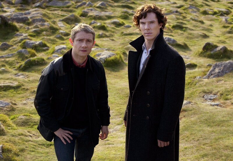 Holmes (Benedict Cumberbatch, re.) und Watson (Martin Freeman) ahnen, dass hinter der Legende um den Hund von Baskerville eine ganz rationale Erklärung steckt. – Bild: ARD Degeto/​BBC/​Hartwood Films