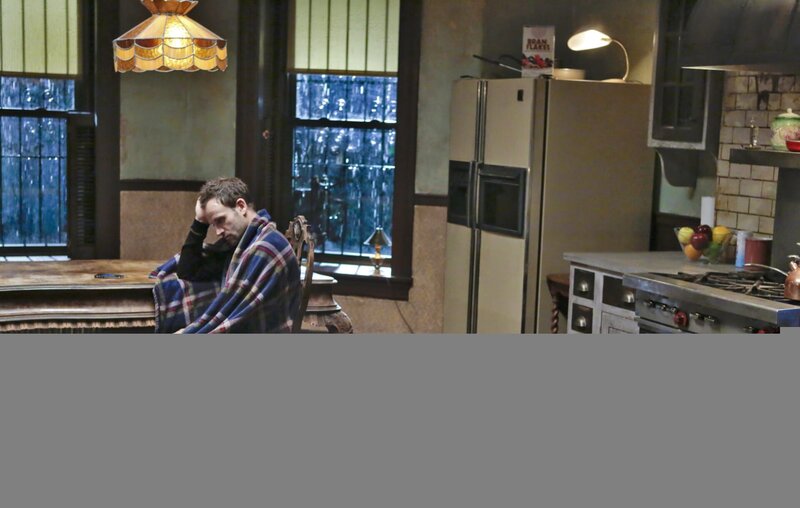 Ein neuer Fall, in den auch die chinesische Mafia mit illegalen Glücksspiel verwickelt ist, entwickelt sich alles andere als einfach, für Sherlock Holmes. – Bild: CBS Television