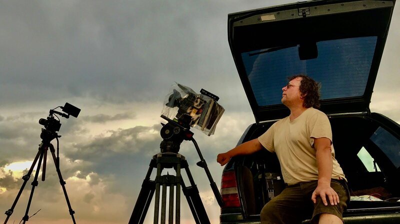 Warten auf den richtigen Blitz: Dem Filmer schafft der offene Kofferraum wenigstens einen kleinen Schutz gegen den Regen, dennoch sitzt er beim Gewittersturm immer auf dem Präsentierteller. – Bild: WDR/Längengrad Filmproduktion/Robin Jähne Warten auf den richtigen Blitz: Dem Filmer schafft der offene Kofferraum wenigstens einen kleinen Schutz gegen den Regen, dennoch sitzt er beim Gewittersturm immer auf dem Präsentierteller. – Bild: WDR/Längengrad Filmproduktion/Robin Jähne