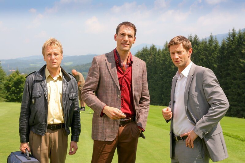 Polizist Michi Mohr (Max Müller, l.) und Kommissar Sven Hansen (Igor Jeftic, r.) vernehmen Christian Tebbe (Alexander Mazza, m.). – Bild: ZDF /​ Christian A. Rieger