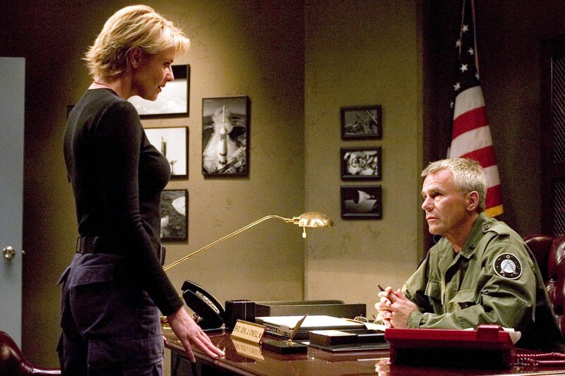 L-R:  Carter (Amanda Tapping) und Jack O’Neill  (Richard Dean Anderson) – Bild: SYFY
