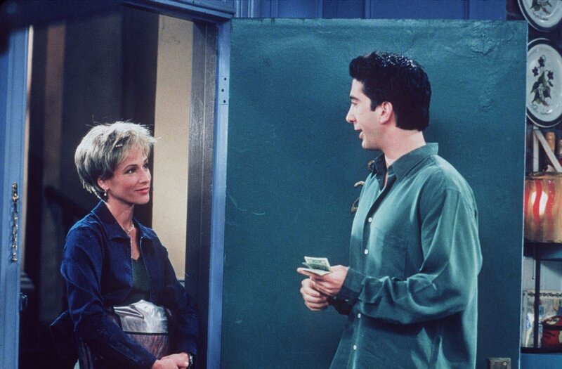 Um ungestört mit der hübschen Pizzalieferantin (Kristin Dattilo, l.) zu flirten, bestellt sich Ross (David Schwimmer, r.) noch einmal eine Pizza … – Bild: ProSieben Media AG