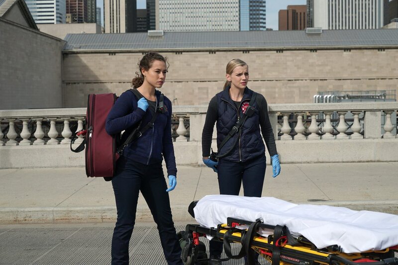 CHICAGO FIRE -- „When Tortoises Fly“ Episode 408 -- Pictured: (l-r) Dora Madison Burge as Jessica „Chili“ Clinton, Kara Killmer as Sylvie Brett – Bild: UNIVERSAL CHANNEL