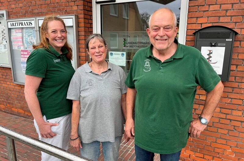 Diane Lorenz-Pferdmenges mit ihren Eltern Karin Pferdmenges und Christian Pferdmenges vor ihrer Landarztpraxis in Weddingstedt. – Bild: NDR/​Jela Henning