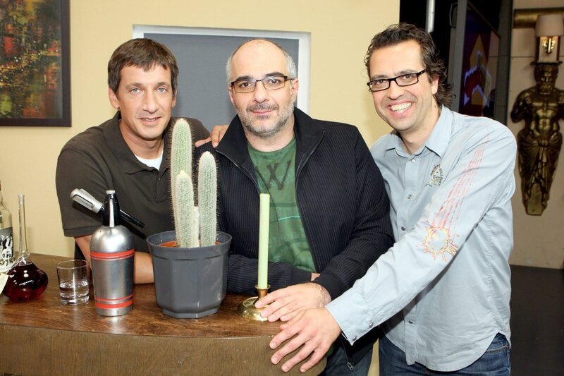 Donnerstag Nacht: „Open House“. Die Improvisationsshow vor Publikum. Im Bild (v.li.): Viktor Gernot, Michael Niavarani, Gerald Fleischhacker. – Bild: ORF/​Milenko Badzic