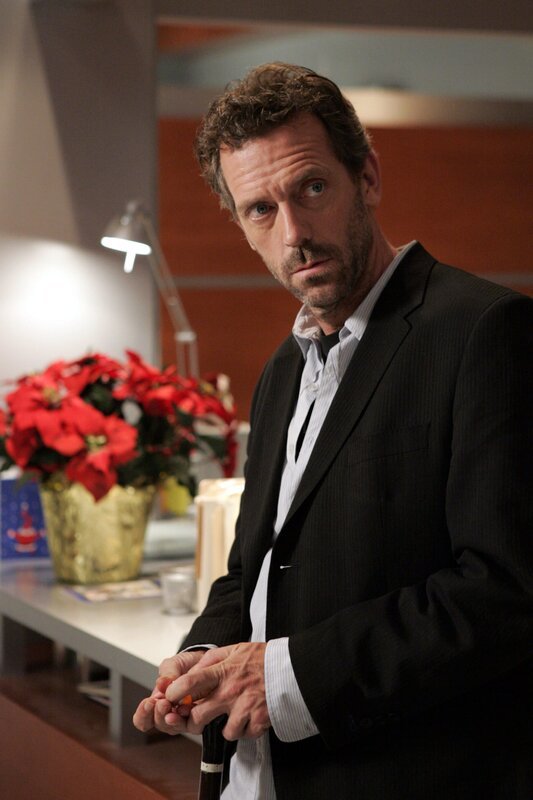 An Weihnachten muss sich Dr. House (Hugh Laurie) nicht nur mit langweiligen Akten herumquälen, er muss sich kurz vor Feierabend auch noch mit Patienten auseinandersetzen. – Bild: OPTN