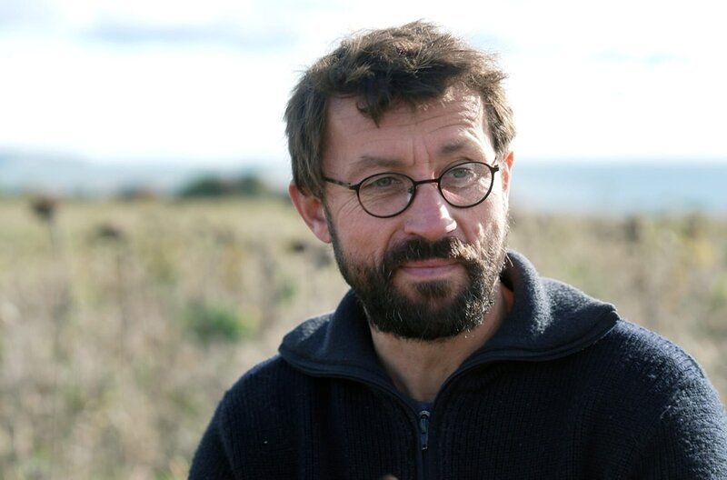 Sebastian Schmidt engagiert sich als Öko-Landwirt für mehr Artenreichtum auf Rügen. – Bild: Jasper Engel