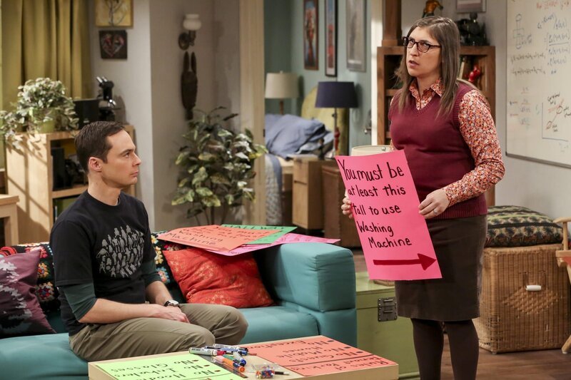Bereiten sich auf die Wahl des Präsidenten der Mietervereinigung vor: Sheldon (Jim Parsons, l.) und Amy (Mayim Bialik, r.) … – Bild: Warner Bros. Television Lizenzbild frei