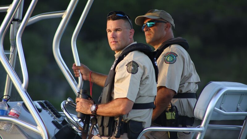 Wardens Jones and Sanchez patrolling Lake Travis – Bild: Discovery Communications