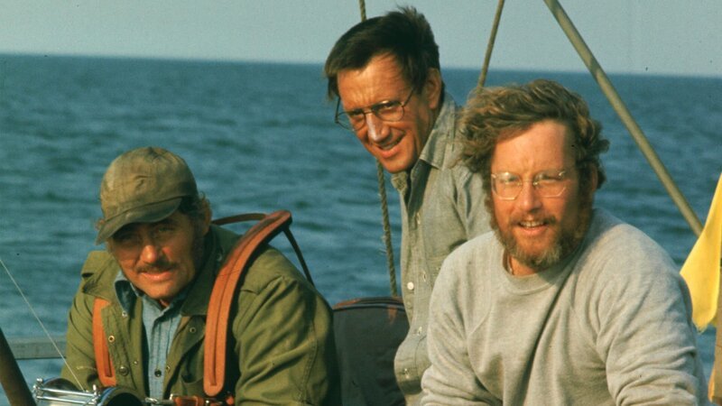 Nachdem beinahe Brody’s Sohn vom Hai getötet wurde, macht sich der Polizeichef (Roy Scheider, M.) gemeinsam mit dem Seebären Quint (Robert Shaw, l.) dem Hai-Experten Hooper (Richard Dreyfuss, r.) auf, den Hai auf eigene Faust zu jagen. – Bild: Copyright 1975 Universal City Studios, Inc. All Rights Reserved.