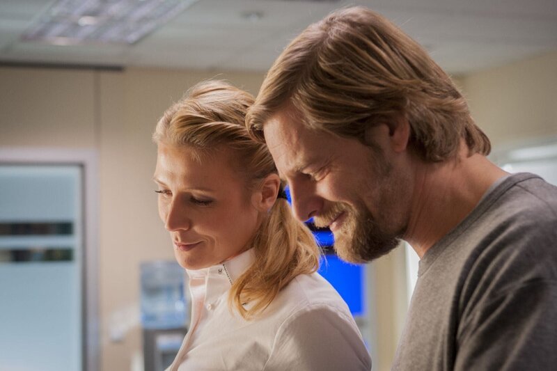 Micks (Henning Baum, r.) harmloser Flirt mit der Kollegin Averdunk (Franziska Weisz, l.) entwickelt sich in eine Richtung, die für alle Beteiligten nicht nur eine große Überraschung mit sich bringt, sondern Micks Leben verkompliziert … – Bild: SAT.1 / Martin Rottenkolber Micks (Henning Baum, r.) harmloser Flirt mit der Kollegin Averdunk (Franziska Weisz, l.) entwickelt sich in eine Richtung, die für alle Beteiligten nicht nur eine große Überraschung mit sich bringt, sondern Micks Leben verkompliziert … – Bild: SAT.1 / Martin Rottenkolber