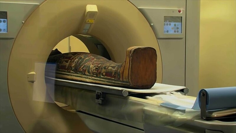 Sarkophag in CT Scanner – Bild: RTL/​ VIVA PRODUCTIONS – RMC DECOUVERTE