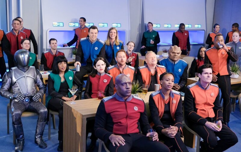 Sie sollen als Vermittler bei zwei verfeindeten Spezies fungieren: (2.Reihe v.l.n.r.) Isaac (Mark Jackson), Claire (Penny Johnson Jerald), Alara (Halston Sage), Gordon (Scott Grimes), Steve (Larry Joe Campbell), Bortus (Peter Macon), John (J. Lee), (3.Reihe) Ed (Seth MacFarlane, M.l.), Kelly (Adrianne Palicki, M.r.) und der Rest der Orville Crew. – Bild: ORF/​PRO7/​© 2017 Fox/​Ray Mickshaw