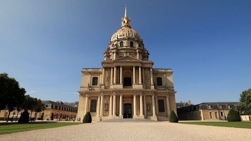 Ruhmeshalle für Napoleon I.: Der Sarkophag des französischen Kaisers ist in den Boden des Invalidendoms eingelassen. – Bild: ZDF und 2024 Ampersand