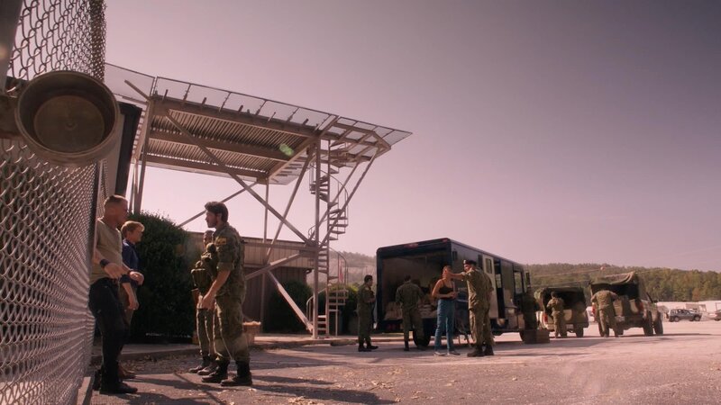 Ein überlebenswichtiges Spenderorgan für den Präsidentschaftskandidaten von Ecuador wird auf dem Transport durch Rebellen aufgehalten – haben Jack (George Eads, l.) und vor allem MacGyver (Lucas Till, 2.v.l.) einen geistreichen Einfall, die wichtige Fracht zu verteidigen? – Bild: CBS Broadcasting, Inc.