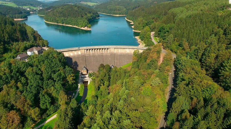 In Sachen Talsperren ist Nordrhein-Westfalen absoluter Weltmeister. Hier findet man so viele Stauseen auf engem Raum, wie sonst nirgendwo auf der Welt. – Die Agger-Talsperre – Bild: WDR/​Rolf J. Möltgen