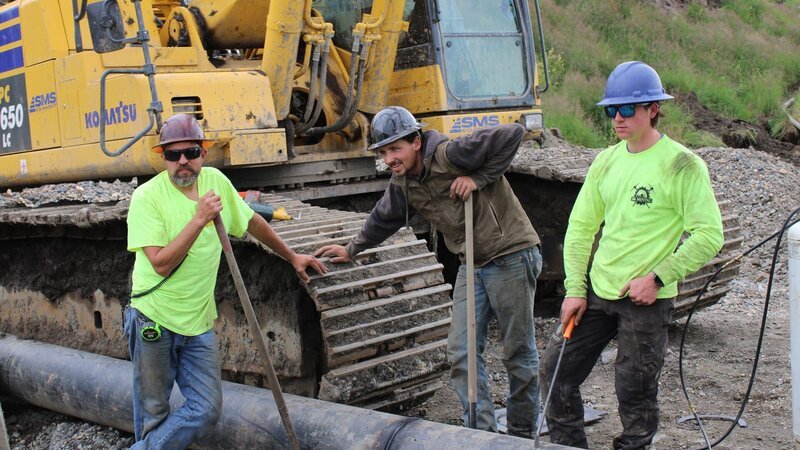 Micah „Framer“ Johnston, Dakota Sparks with Chamberland Chambo sealing the two pipes together. – Bild: Warner Bros. Discovery, Inc.