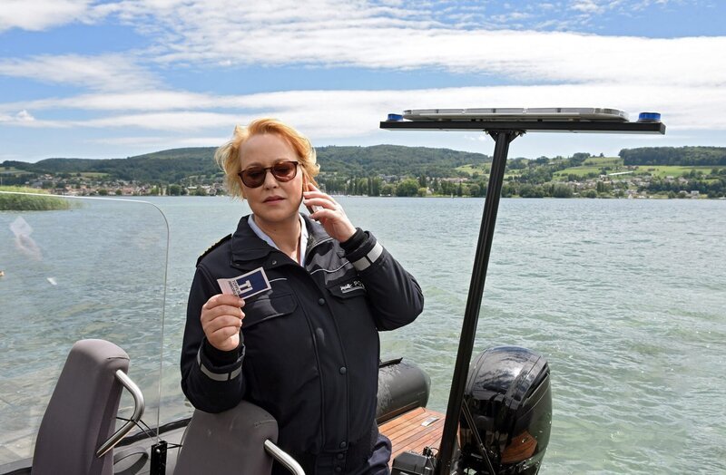Nele Fehrenbach (Floriane Daniel) informiert ihren Kollegn über einen Verdacht. – Bild: ORF/​Bavaria/​ARD/​SWR/​Laurent Trümper