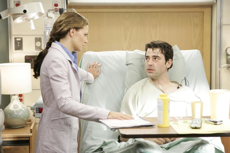 Dr. Allison Cameron (Jennifer Morrison, l.) kümmert sich um Dr. Sebastian Charles (Ron Livingston, r.), der während einer Präsentation zusammengebrochen ist. – Bild: PLURIMEDIA (Fox Broadcasting)