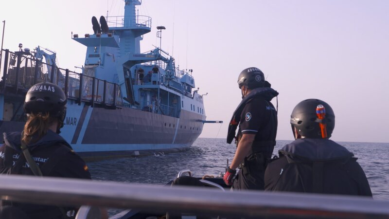 In Spanien werden jährlich rund 40 000 Autos gestohlen. Viele davon landen in Afrika. Deshalb nehmen Zollfahnder im Hafen von Barcelona ein verdächtiges Vehikel unter die Lupe, dass mit der Fähre nach Marokko verschifft werden soll. Der Fahrer des Wagens hat einen mauretanischen Pass, aber sein Führerschein ist möglicherweise gefälscht. Am Flughafen Madrid-Barajas ziehen aufmerksame Grenzschützer der Guardia Civil unterdessen drei mit Betäubungsmitteln gefüllte Rucksäcke aus dem Verkehr. Das ungestreckte Kokain hat einen Marktwert von über 700 000 Euro. – Bild: Copyright © 2017 Discovery Communications, Inc.