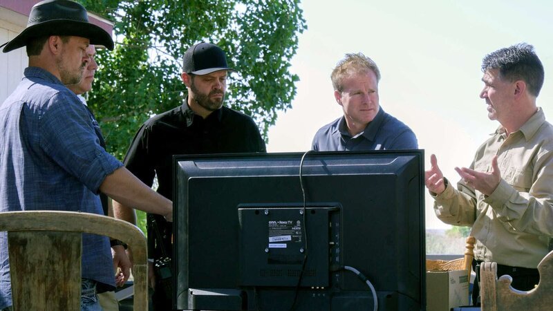 Bryant ‚Dragon‘ Arnold (m.), Travis Taylor (2.v.r.), Erik Bard (r.) – Bild: THE HISTORY CHANNEL /​ Prometheus Entertainment