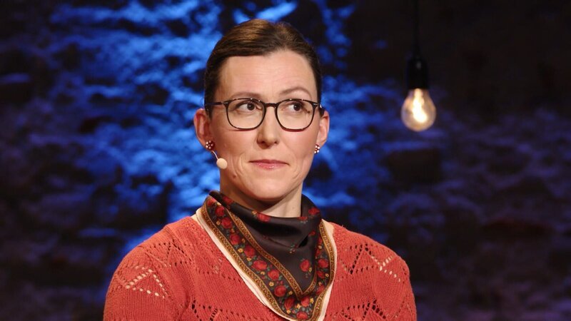 Kabarettistin Martina Schwarzmann mit ihrem Programm „Ganz einfach“ während des Drehs von ServusTVs „Martina Schwarzmann – ganz einfach“ in der Nähe von München, Bayern, Deutschland. – Bild: ServusTV /​ Gregor Wiebe
