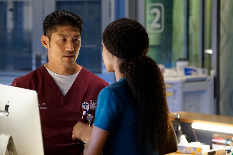 Sie sind nicht gleicher Meinung: Brian Tee als Dr. Ethan Choi, Yaya DaCosta als April Sexton. – Bild: NBCUniversal Media, LLC /​ UNIVERSAL CHANNEL