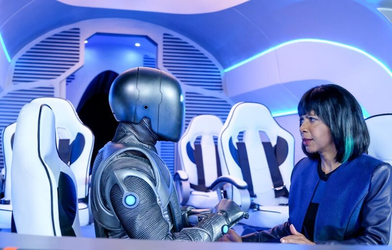 Noch ahnen Isaac (Mark Jackson, l.) und Claire (Penny Johnson Jerald, r.) nicht, dass sie schon bald in großer Gefahr schweben werden – Lichtjahre entfernt von der Orville … – Bild: ORF/​PRO7/​© 2017 Fox/​Ray Mickshaw