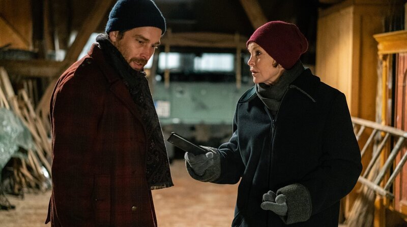 Karin (Katrin Sass) kommt Jon Ohnsorg (Nico Rogner) auf die Schliche. – Bild: NDR/​Polyphon Film- und Fernsehgesellschaft/​Alexander Fischerkoesen