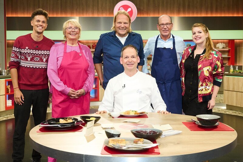 Von links: Kandidaten Carl Borufka, Lydia Janko, Moderator Björn Freitag, Juror Christoph Rüffer, Kandidaten Stefan Albert und Marie Klimczok – Bild: Gunnar Nicolaus