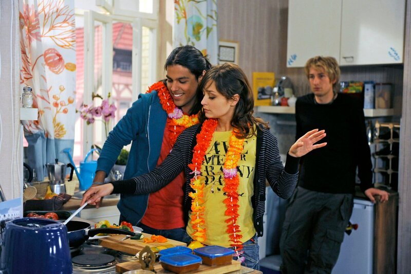Mick (Tobias Rosen, r.) beobachtet irritiert, wie gut Ella (Sarah Alles, M.) und Rajan (Daniel Popat, l.) sich verstehen. – Bild: ARD/​Nicole Manthey