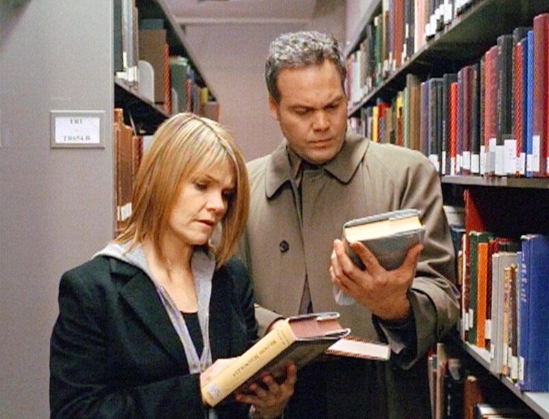Bei ihren Nachforschungen in der Bibliothek stoßen Eames (Kathryn Erbe) und Goren (Vincent D’Onofrio) auf eine blutrünstige Geschichte. – Bild: Club der Vampire