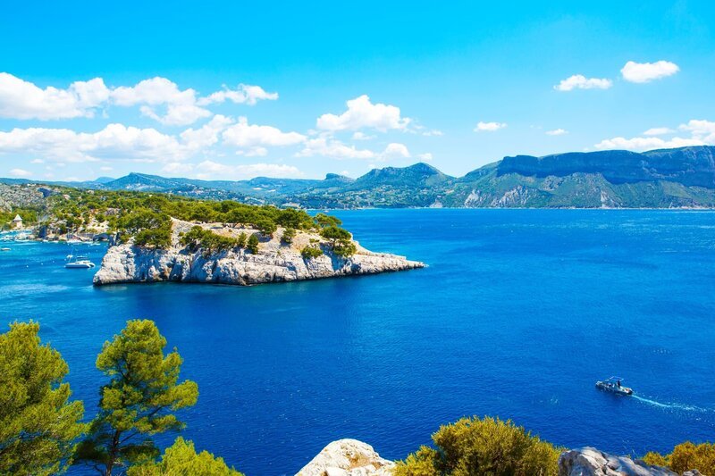 Landscape view on calanques of Port Pin in Cassis near Marseille, Provence, France. – Bild: romrodinka