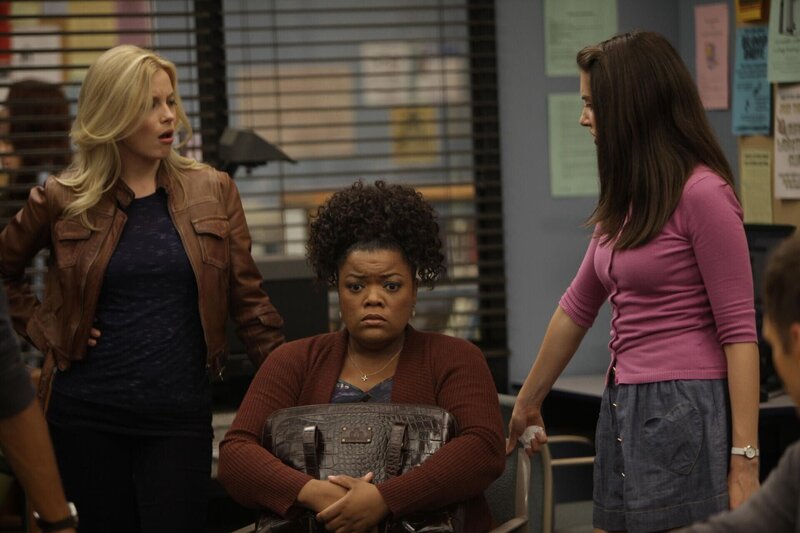 Britta (Gillian Jacobs, l.) und Annie (Alison Brie, r.) haben eine Vermutung: Hat Shirley (Yvette Nicole Brown, M.) etwas mit dem verschwundenen Stift zu tun? – Bild: Sony Pictures Television Inc. All Rights Reserved. Lizenzbild frei