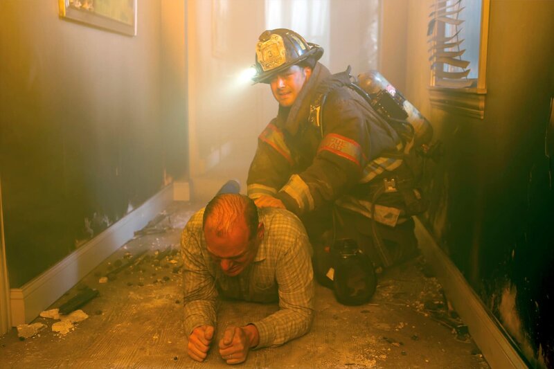 -- „I Held Her Hand“ Episode 505 -- Pictured: (l-r) Michael Nanfria as Darin Whitney, Taylor Kinney as Kelly Severide – Bild: NBCUniversal Media, LLC