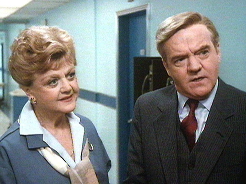 Jessicas (Angela Lansbury) Freundin und Harveys (Richard Herd) Mutter ist ermordet worden. – Bild: Warner TV Serie