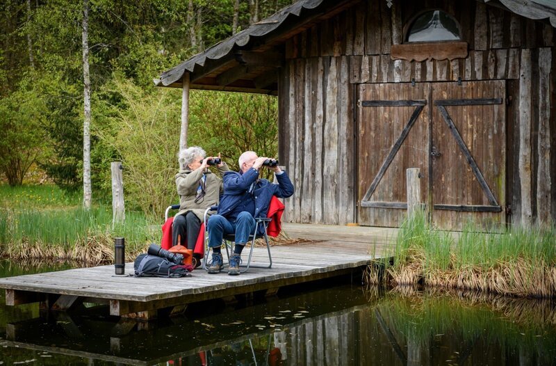 Alfons (Sepp Schauer, r.) und Hildegards (Antje Hagen, l.) Ausflug wird von einem Motorradfahrer gestört. – Bild: ORF/​ARD/​Christof Arnold