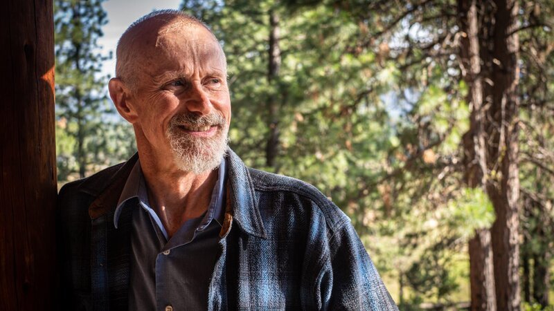 Der Krytozoologe Dr. J. Robert Alley, ein Experte für die Monsterlegenden Alaskas – Bild: Wild Dream Films /​ Scripps (Focus)