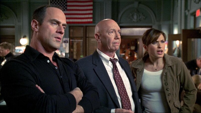 Capt. Cragen (Dann Florek, mi.) zeigt Stabler (Christopher Meloni, li.) und Benson (Mariska Hargitay, re.) das Video … – Bild: 13th Street