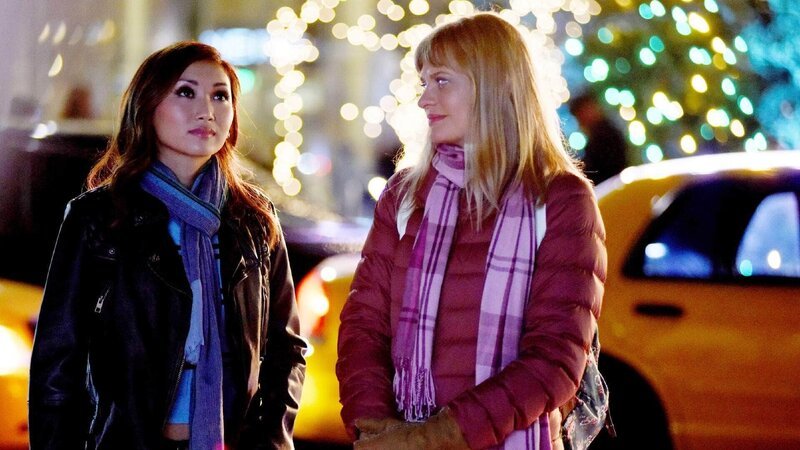 Allison Pyke (Brenda Song, l.) und Jill Johnson (Anastasia Phillips) Die Verwendung des sendungsbezogenen Materials ist nur mit dem Hinweis und Verlinkung auf RTL+ gestattet. – Bild: RTL /​ Sony Pictures Television Inc.